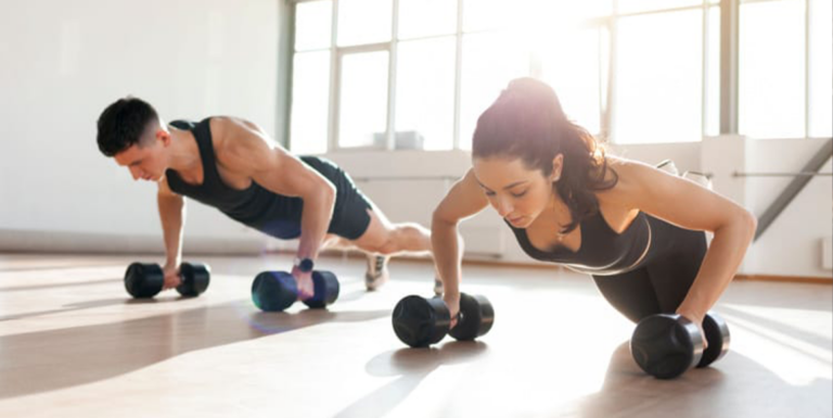 trening z hantlami cwiczenia w domu