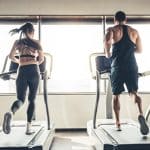 trening cardio na siłowni mężczyzna i kobieta