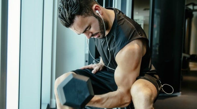 trening bicepsa siłownia