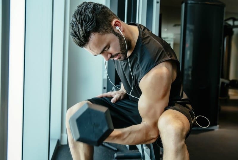 trening bicepsa siłownia