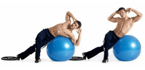 ćwiczenie na brzuch boczne spięcia brzucha na piłce gimnastycznej
