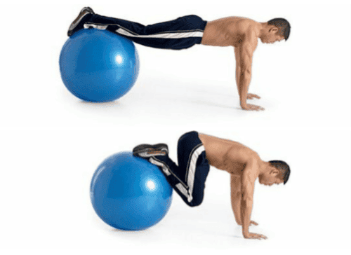 ćwiczenie na brzuch przyciąganie piłki do klatki piersiowej z pozycji pompki