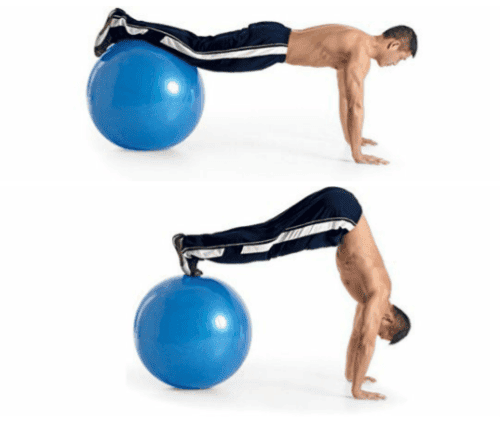 ćwiczenie na brzuch przyciąganie piłki gimnastycznej do klatki piersiowej