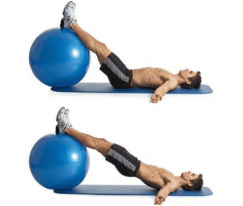 ćwiczenie na nogi unoszenie bioder na piłce gimnastycznej w leżeniu na plecach