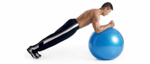 ćwiczenie na brzuch wypychanie piłki gimnastycznej z pozycji deski
