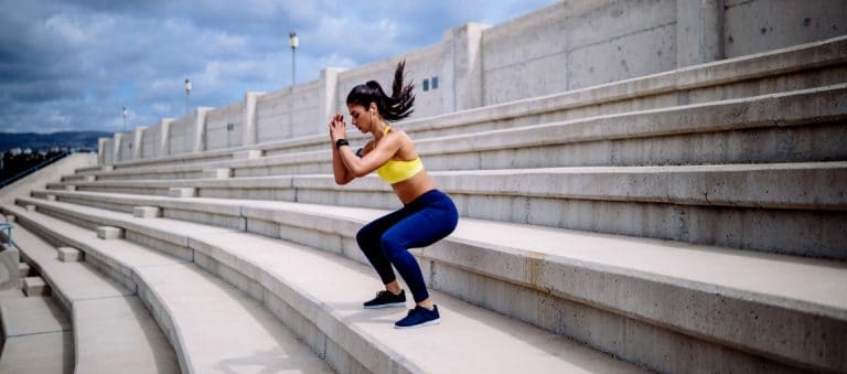 fitness wyzwanie przysiady na schodach