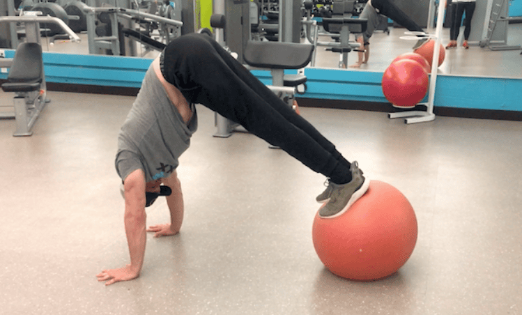 ćwiczenie z piłką gimnastyczną na brzuch