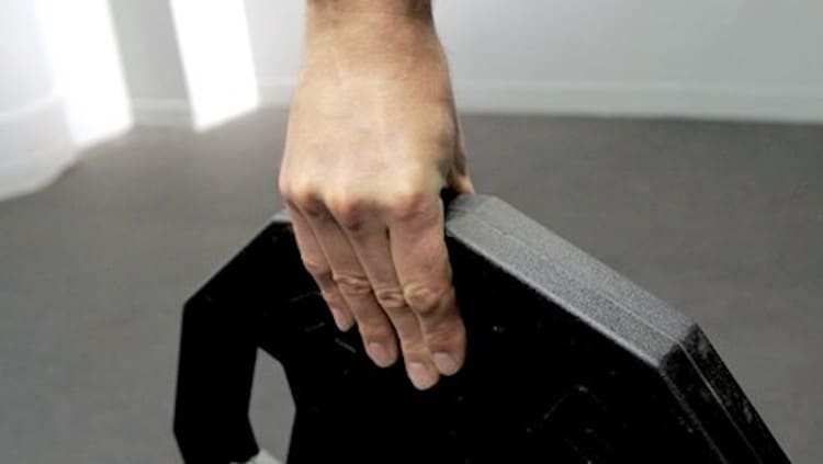 ćwiczenie na mięśnie przedramion ściskanie talerza obciążeniowego