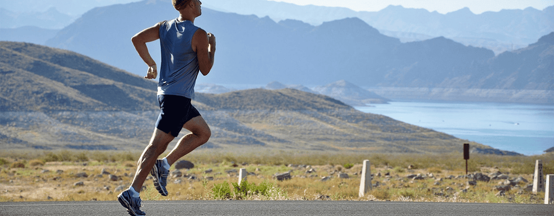 Co to jest HRV – mężczyzna biegnie po asfalcie