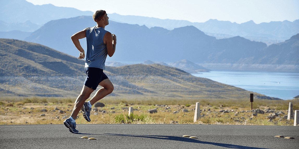 Co to jest HRV – mężczyzna biegnie po asfalcie