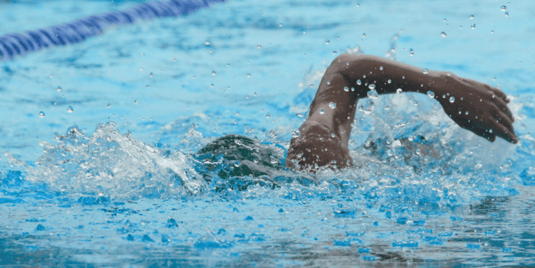 Trening pływacki na dystans triathlonu