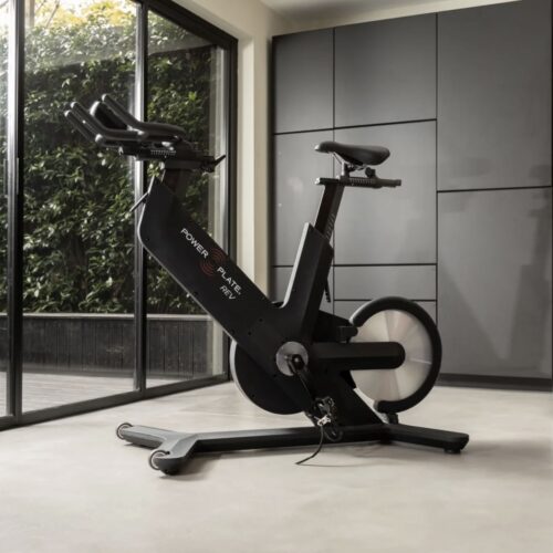 Rower treningowy Power Plate Rev stojacy przy oknie
