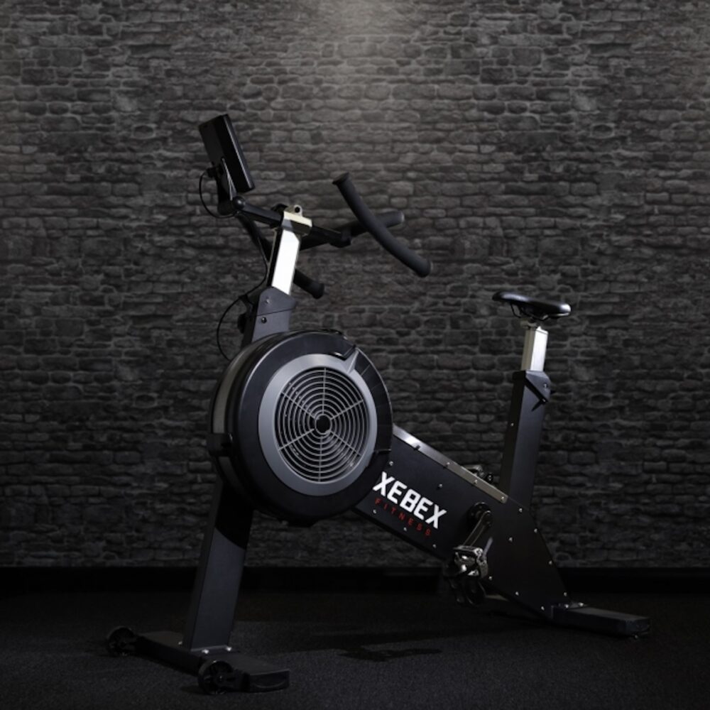 xebex-airplus-smartconnect-silownia Rower powietrzny Xebex Air Plus Cycle Smart Connect na tle silowni