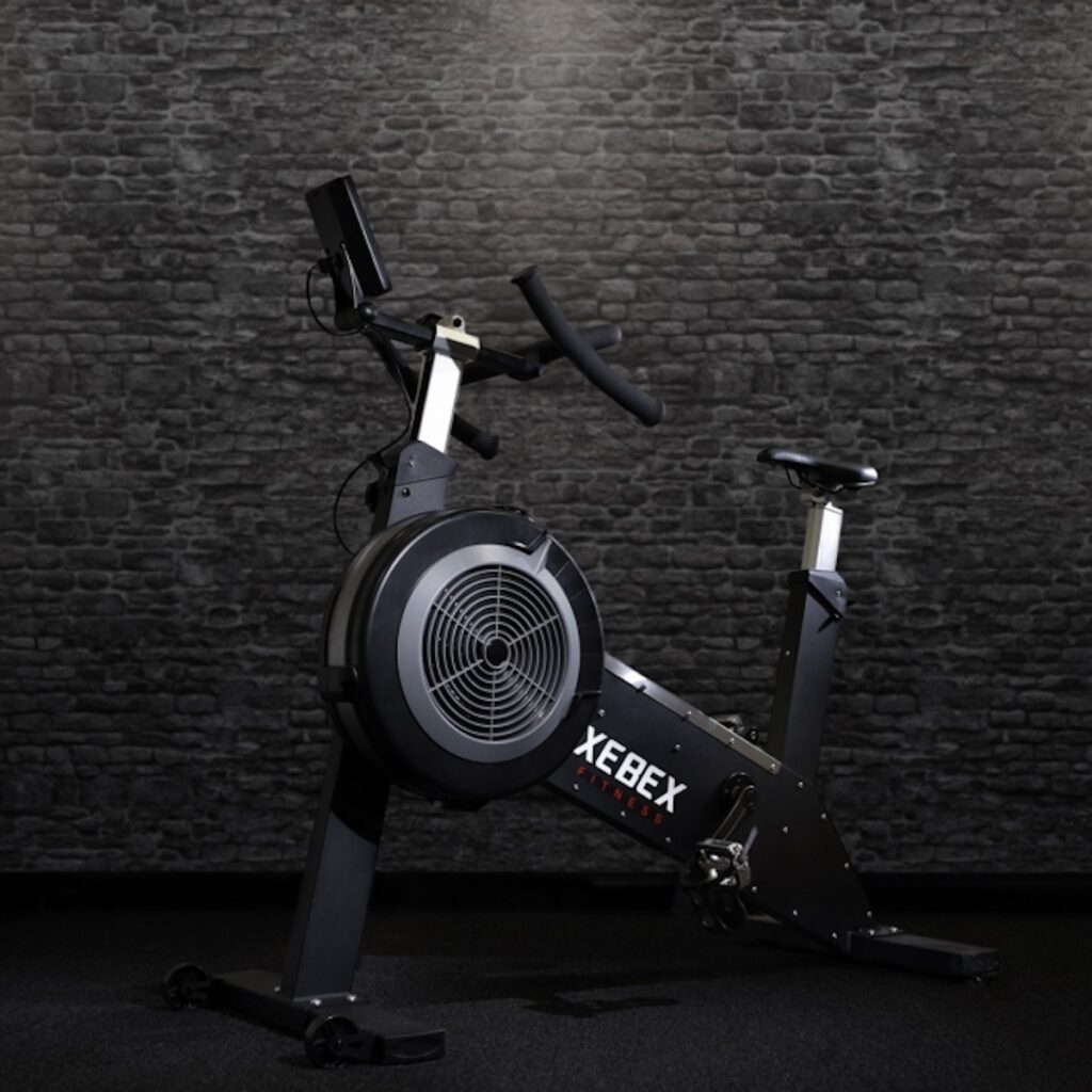 Rower powietrzny Xebex Air Plus Cycle Smart Connect na tle silowni
