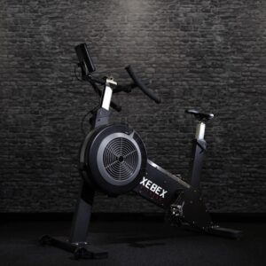 xebex-airplus-smartconnect-silownia Rower powietrzny Xebex Air Plus Cycle Smart Connect na tle silowni